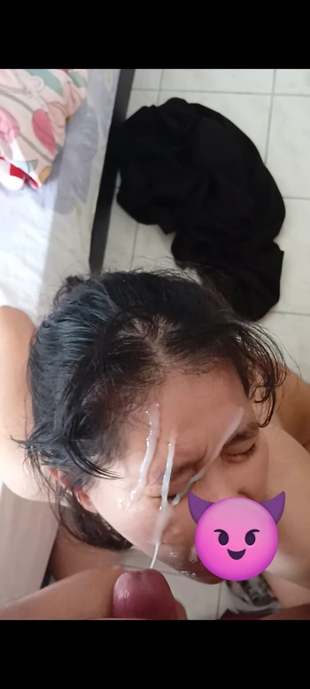 Сквиртую на лицо малайской жены, пока она скачет на дилдо