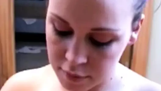 Erkeğine günlük elle muamele çekiyor