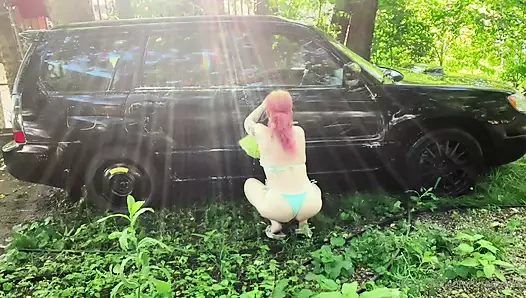 Bikinili genç kız arabanı herkesin içinde yıkıyor