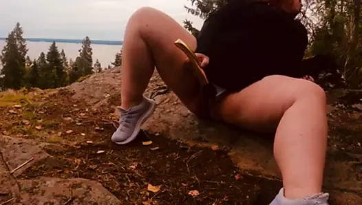 İsveçli milf (orta yaşlı kadin) ormanda