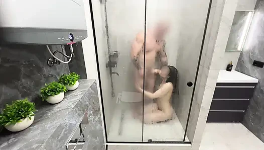 Duşta tutkulu seks