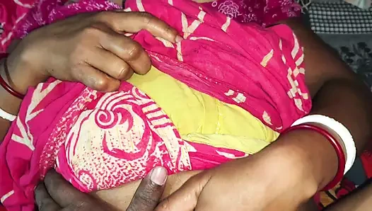 Üvey erkek kardeşim ve karım kız kardeş köyde yatak odasında seks yapıyor