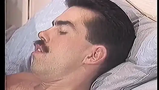Sarışın azgın hatun en sevdiği arkadaşıyla bir yarağı paylaşıyor