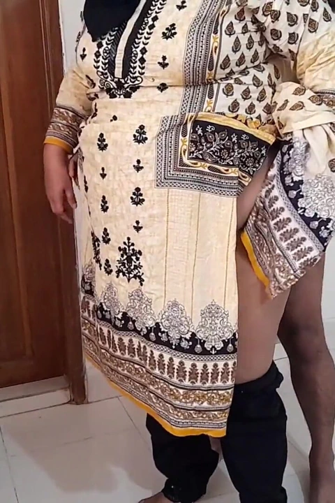 Ateşli Müslüman Arap hizmetçi sahibi tarafından sikiliyor