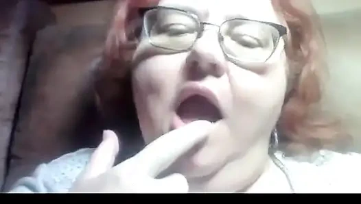 İri güzel kadın senin için nake dudaklarını ve ağzını öpüyor ve senin için dudaklarını yalıyor yakın çekim klip veriyor!