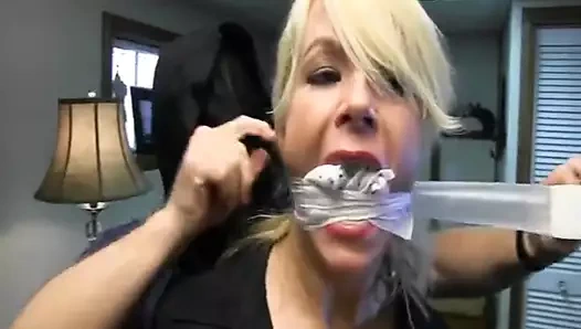 Ona susmanın yolunu gösteriyor