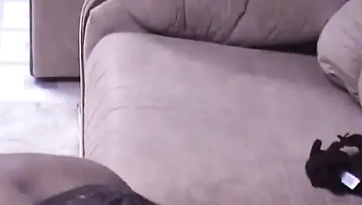 Amatör sarışın bebek oturma odasında adamın siyah yarağını emiyor