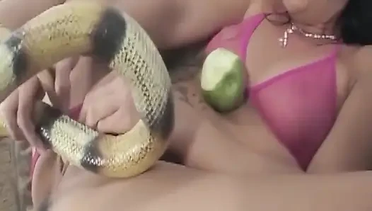 Olgun esmer orta yaşlı seksi kadın amcığını muz ve elmayla genişletiyor