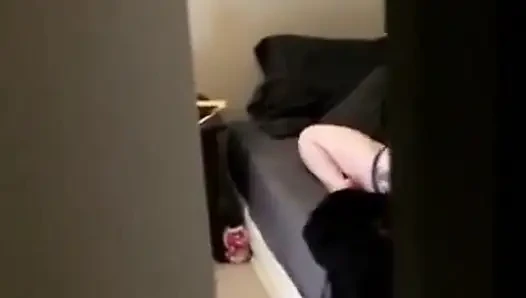 Oda arkadaşım beni yastıkla sikerken filme alıyor!