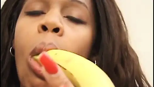 Kıllı klasik siyah amcık muz ağzına amına sokuyor