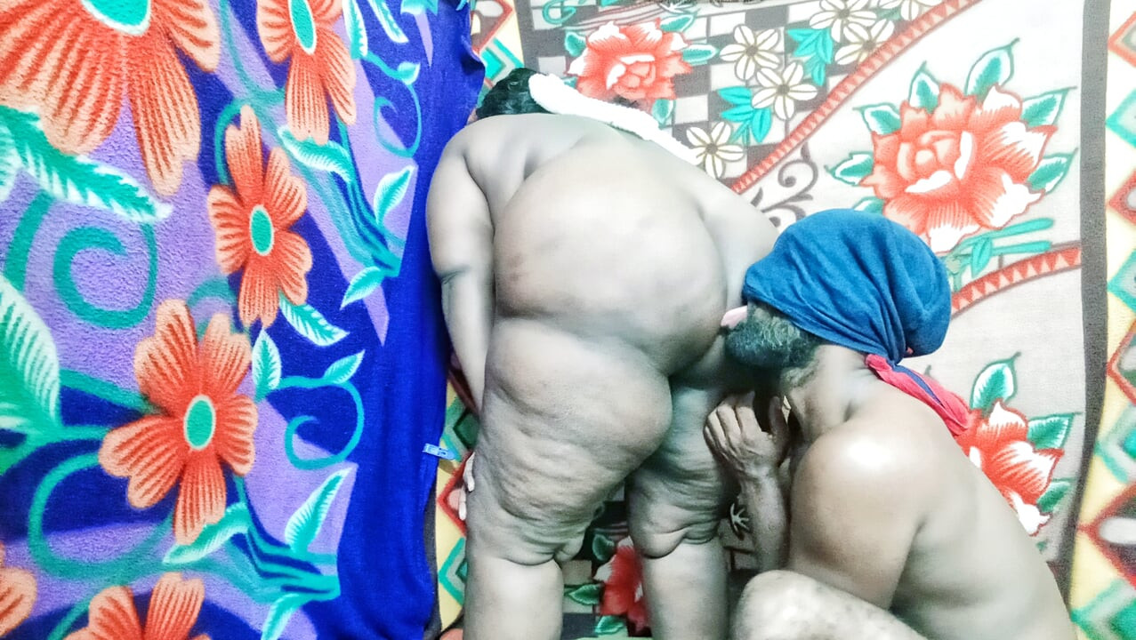 Hintli tamil tombul evli kadının büyük götünü yalıyor ve öpüşüyor romantik video