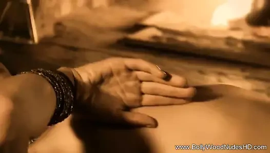 Çekici Hint bebeğim senin için çıplak poz veriyor