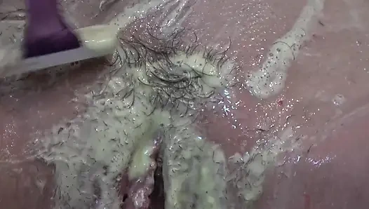 Amımı çoraplı maskeyle tıraş ediyorum