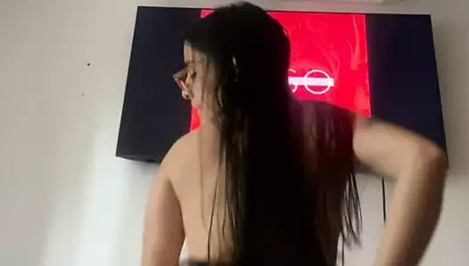 Arap müzik dinlerken azgın alır ve mastürbasyon yapmaya karar verir