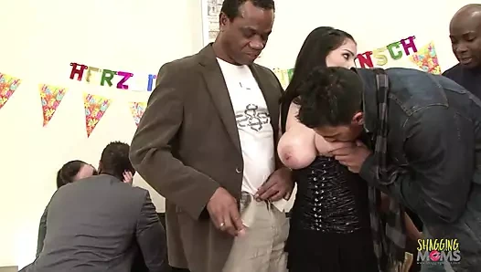 Sıcak milf davet ediyor ona busty arkadaşlar için almak onların eşek sürülmüş