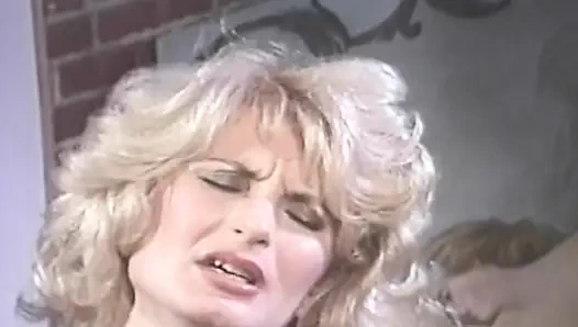 Üçlü sekste anal sikilmeyi seven Fransız orta yaşlı seksi kadın