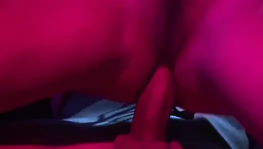 Büyük memeli orta yaşlı seksi kadın ihtiyaçlarını karşılamak için esaret altında bir adam kullanıyor