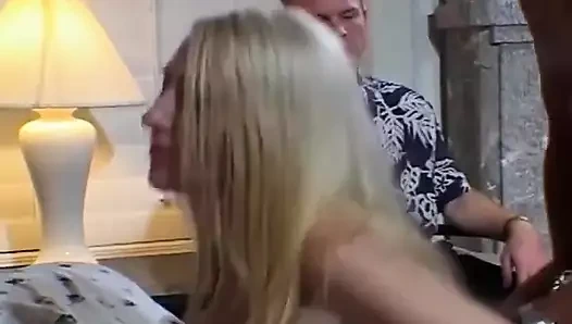 Kocası karısının üçlü seksten zevk aldığını izledi