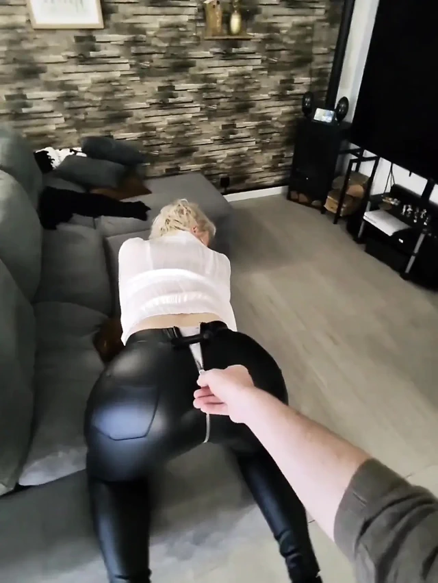 Deri pantolonumu açıyor ve vajinamı ve popomu seviyor