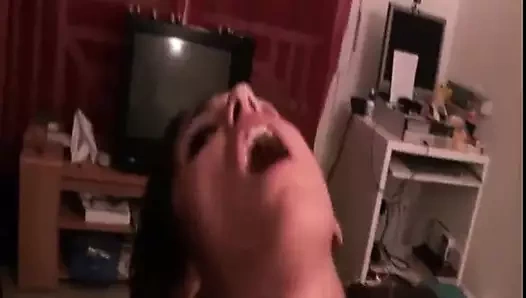 Genç sürtük analiz ediliyor ve yüzüne boşalma