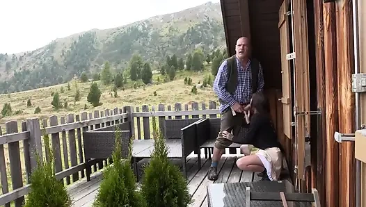 Vollbusige Blondine in Lederhosen Wird Auf Der Alpenhütte Gefickt