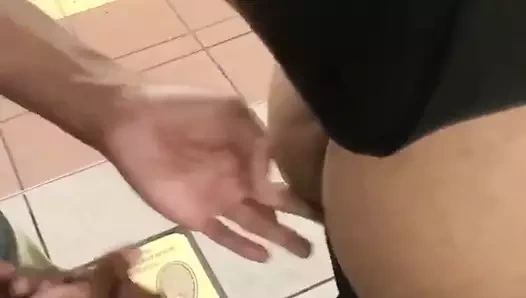 Sergi, halkın içinde sikişmek.