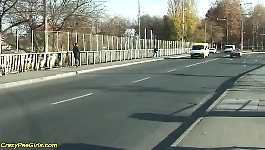 Açık havada merdivenlerde işiyor