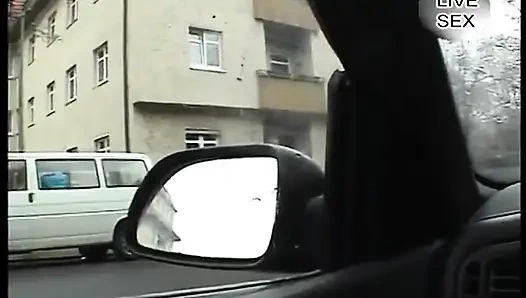 Dövmeli esmer orta yaşlı seksi kadın güzel bir sakso çekmeden önce mastürbasyon yapıyor ve işiyor