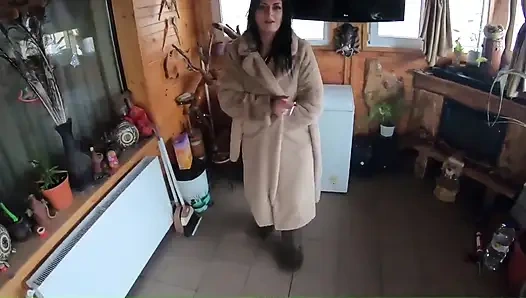 Altın elbise, kürk ve sigara içen kıllı amcık, derin sakso ve buzdolabında sert domaltma