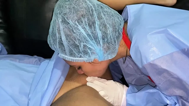 Randevuma giderken doktorumla sikişiyorum o benim amımı yalıyor