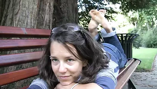 Fransız çıplak ayaklı hippi kız