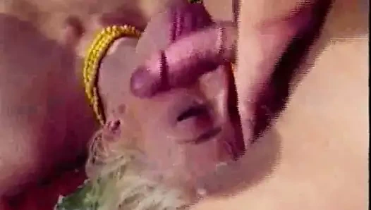 Elbiseli, daireli ve fırfırlı çoraplı şirin kız