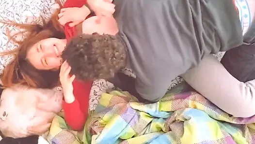 Tüm yarağını amcığıma sokuyor ve neredeyse zevk alıyorum