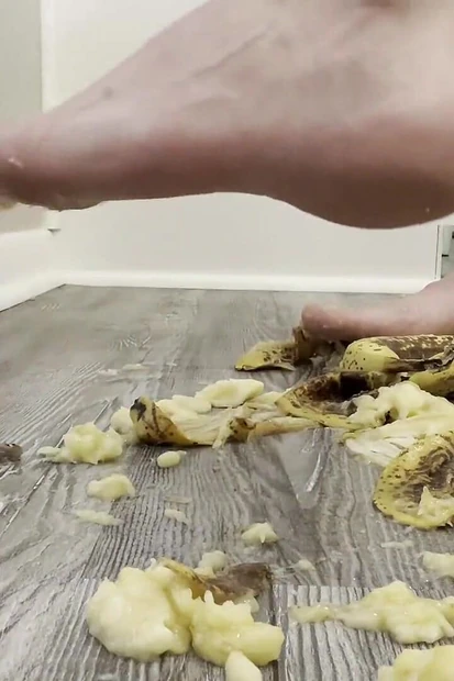 Давка банана ступнями