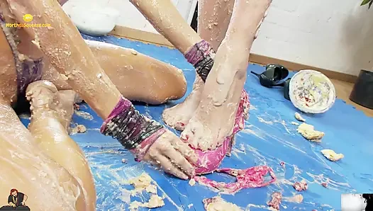 Ateşli sarışın bebekler birbirlerinin üzerine yiyecek bulaştırır ve yalarlar!