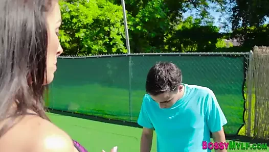 Puma fitness eğitmeni ağzına iğne yapmak alır