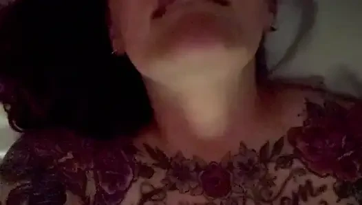 Gecenin ortasında mastürbasyon yapıyor ve çok sert boşalıyor