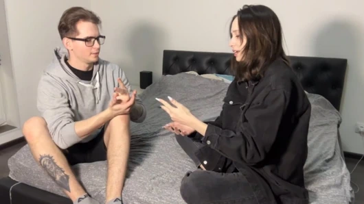 Striptiz kaya kağıt makas oyunu kazandıktan sonra sert yarağını emdiriyor