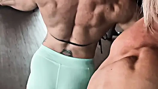 Kaslı anneler aynı anda sevimli ve güçlü olabilir