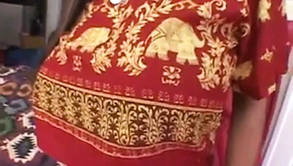 Hintli kız iki horoz ile eğleniyor!