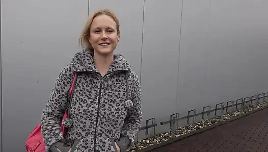 Alman sarışın vestiyerde sikişiyor