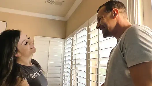 Doğal doğan sürtük Natalie Brooks sıkı bir sikişiyor