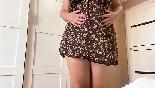 Seksi üvey anne külotsuz mini elbiseyle mastürbasyon yapıyor