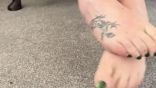 Ateşli terli ayak parmakları, benim için onları yalaman gerekiyor