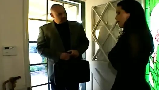 Kel kafalı beyaz adam tombul latin kadının ayaklarını emdikten sonra sert sikişiyor