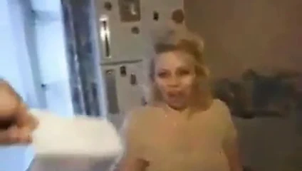 Busty sarışın kamu içinde sıcak bir adam tarafından kedi yaladı