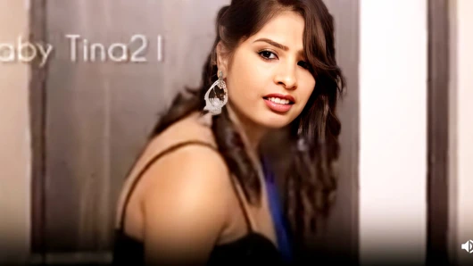 Hintli desi porno yıldızı Tejaswini erkek arkadaşı tarafından sert sikilirken görülüyor.