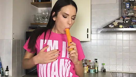 Oyuncu genç burnette nataly gold havuç hazırlıyor