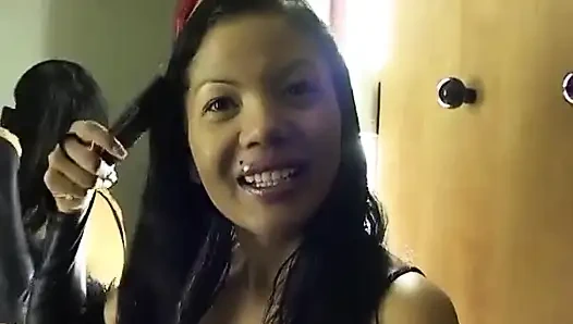 Geyşa, güzel asyalı mestizo film çekme gününden sonra otelde rahatlıyor