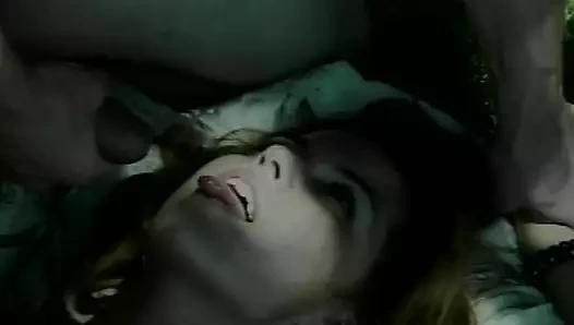 Ateşli sürtük açık havada sikiliyor